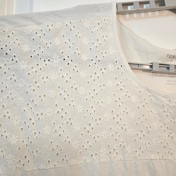 Torrid Womens Blouse Eyelet Lace Yoke 100% Cotton Relaxed Fit Cream Top Size 4 - Picture 3 of 5